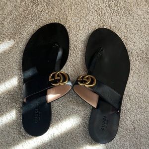 GUCCI Leather thong sandal with Double G